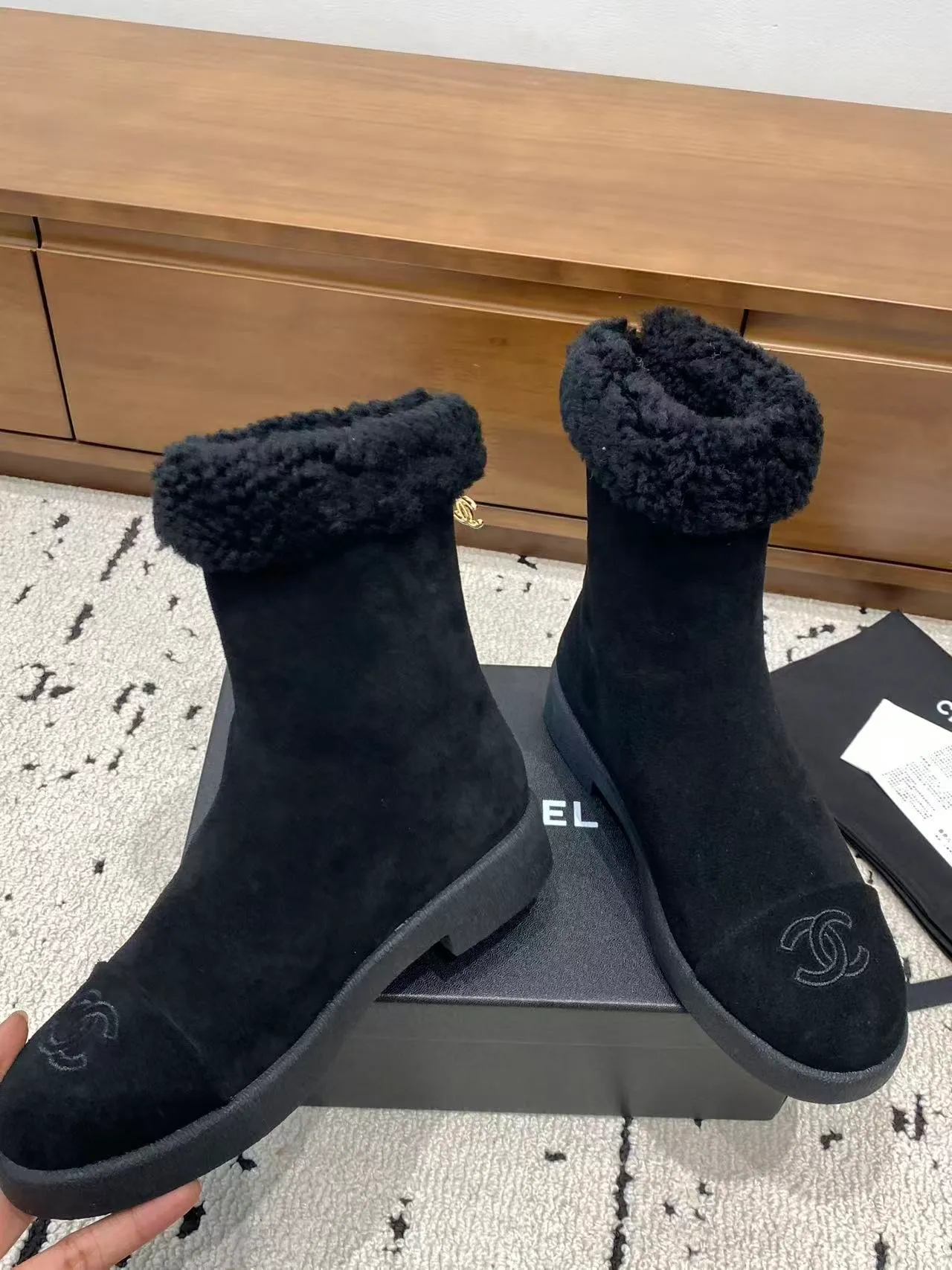 👟👟Ex-factory price 700👟👟 🍀Chanel 2025 autumn and winter furry snow boots. Chanel new autumn and winter genuine wool slippers and boots. Xiaoxiang’s 2025 autumn and winter most beautiful snow boots. Classic, beautiful and warm snow boots❤️Super warm! It's enough to have it this winter, it's really beautiful and fairy~ Materials and craftsmanship: The upper is made of custom sheepskin/wool/sheepskin, and the inner pads are all made of wool. It feels very soft and comfortable! The sole is the original TPU outsole Size: 35-39 (40.41 customized, non-refundable)